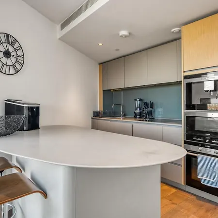 Battersea Power Station 2br 2ba River View * Londen