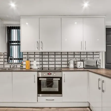 Stylish Beauty Ground Floor 1br 1ba Private Garden
