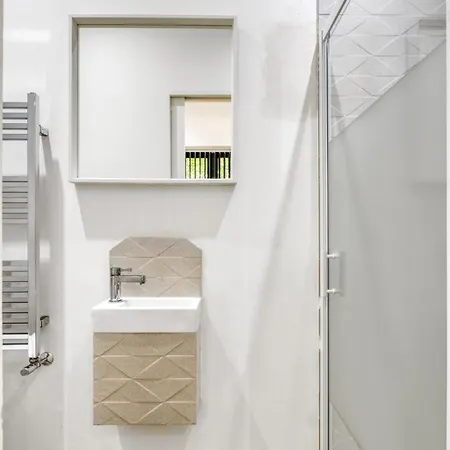 Unique Stylish Duplex 2br 2ba Balcony *