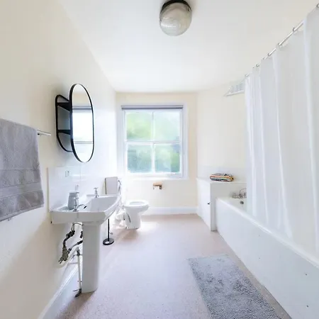 Cozy Twin In Camden Town Apartment