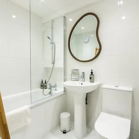 One Bedroom And 2 Bed In South Kensington-very Lively Area *