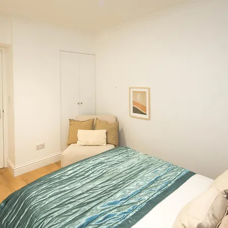 One Bedroom And 2 Bed In South Kensington-very Lively Area Apartment