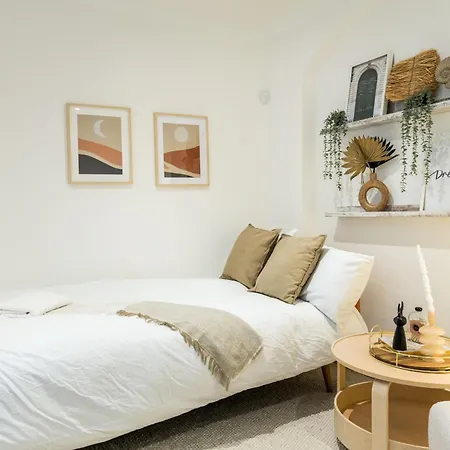 One Bedroom And 2 Bed In South Kensington-very Lively Area Apartment London