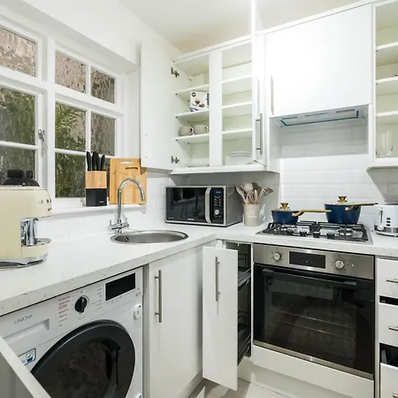One Bedroom And 2 Bed In South Kensington-very Lively Area Apartment