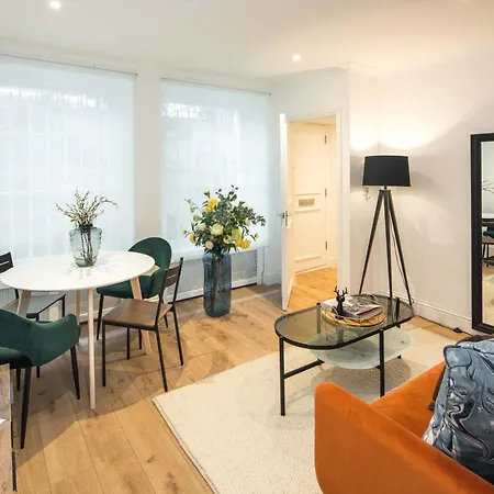 One Bedroom And 2 Bed In South Kensington-very Lively Area Apartment London