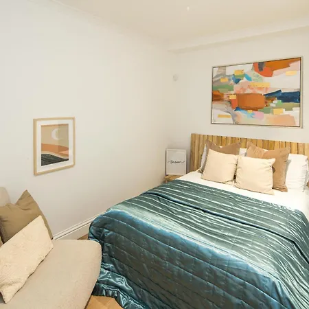 One Bedroom And 2 Bed In South Kensington-very Lively Area London