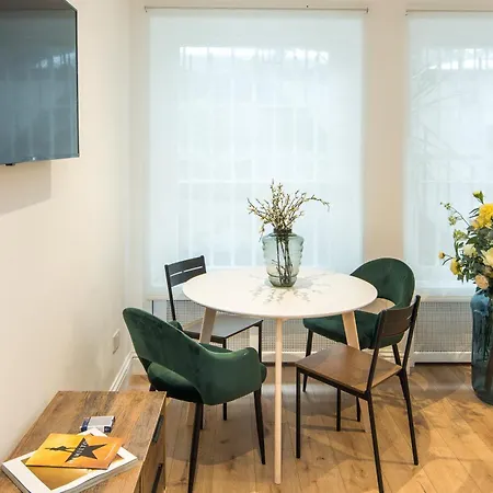 One Bedroom And 2 Bed In South Kensington-very Lively Area