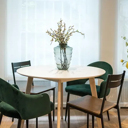 Apartment One Bedroom And 2 Bed In South Kensington-very Lively Area