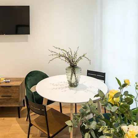 One Bedroom And 2 Bed In South Kensington-very Lively Area Apartment London