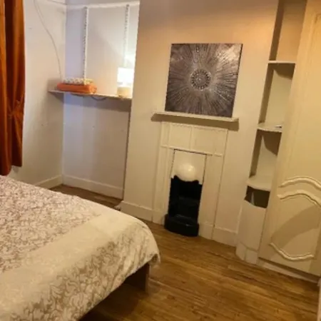 Homestay Large With Single Bed, Work Desk And Double Wardrobe Feltham