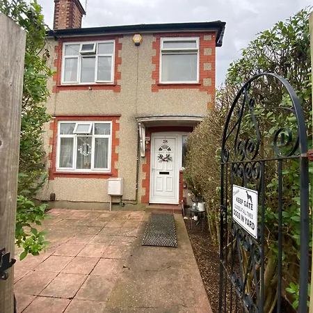 Large With Single Bed, Work Desk And Double Wardrobe Homestay Feltham