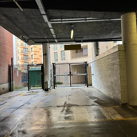 Luxury 2 Bedroom In With Free Parking Apartment
