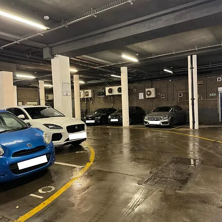 Luxury 2 Bedroom In With Free Parking Apartment