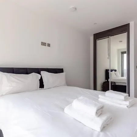 Stylish 2 Bed Flat In Battersea With Private Balcony דירה לונדון