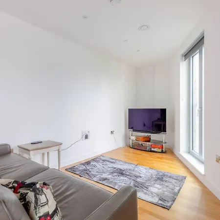 Stylish 2 Bed Flat In Battersea With Private Balcony * לונדון