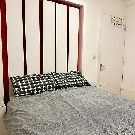 Bright Large Double Bedroom Flat Apartment *