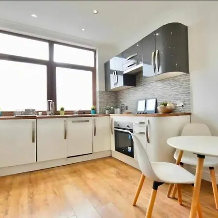 Large Town House Long Term Semesterbostad