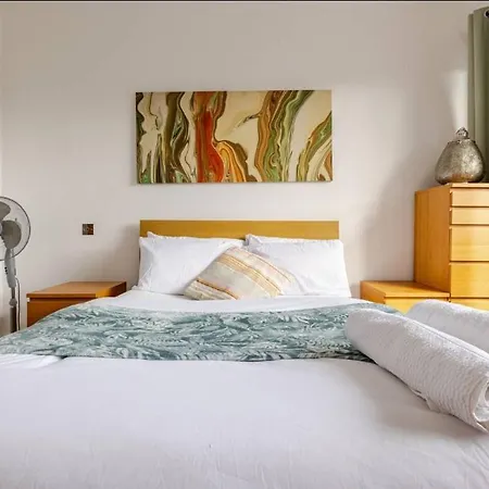 Large Town House Long Term Semesterbostad London