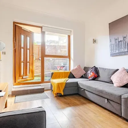 Large Town House Long Term Semesterbostad *