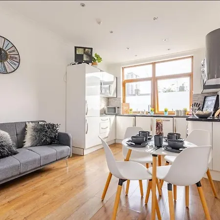 Large Town House Long Term Semesterbostad London