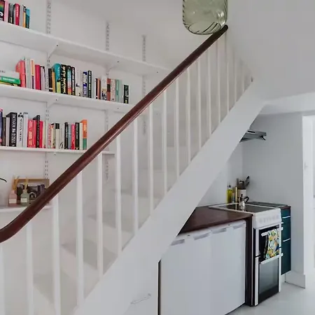 Villa Light And Spacious Garden Flat London