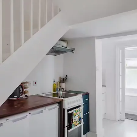 Light And Spacious Garden Flat *