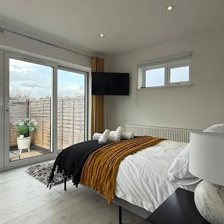 Cosy Hideaway With Private Patio アパート Worcester Park