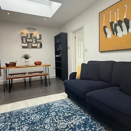 Cosy Hideaway With Private Patio アパート Worcester Park