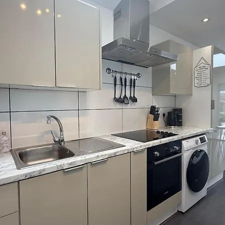 Cosy Hideaway With Private Patio アパート Worcester Park