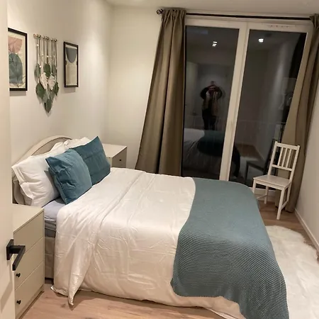 Stylish 2-bedroom In - Sleeps 4 *