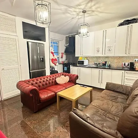 Spacious En Room, Opposite Of Tube Station, 5 Minutes From Oxford Street *