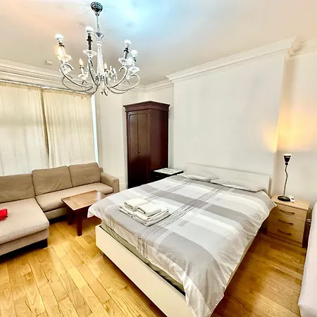 Guest house Spacious En Room, Opposite Of Tube Station, 5 Minutes From Oxford Street *