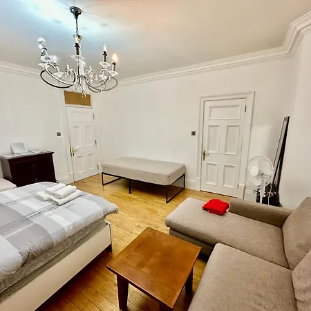 Spacious En Room, Opposite Of Tube Station, 5 Minutes From Oxford Street Guest house *
