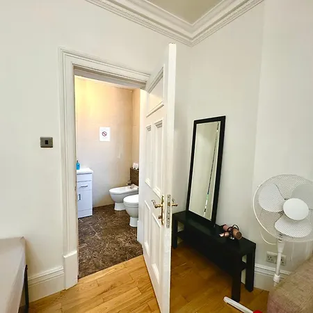 Spacious En Room, Opposite Of Tube Station, 5 Minutes From Oxford Street London