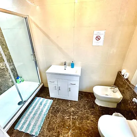 Guest house Spacious En Room, Opposite Of Tube Station, 5 Minutes From Oxford Street London