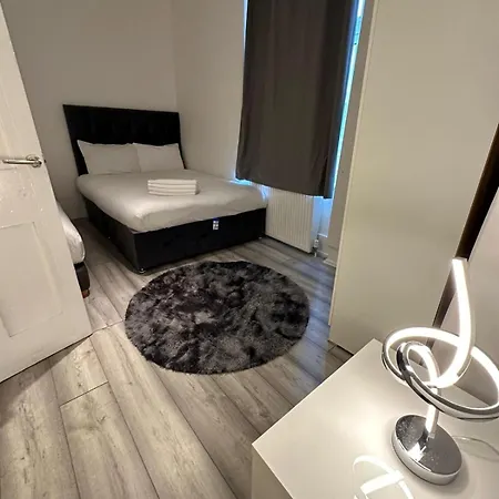 Ground Floor One Bedroom Flat Miles * Londres