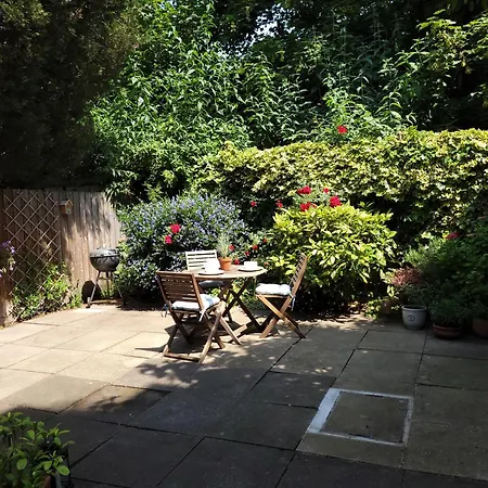 Lovely 1 Bed Flat With Private Garden And Easy Access To Apartamento