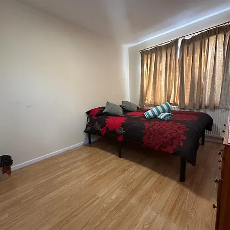 Spacious Double Near Excel Homestay London