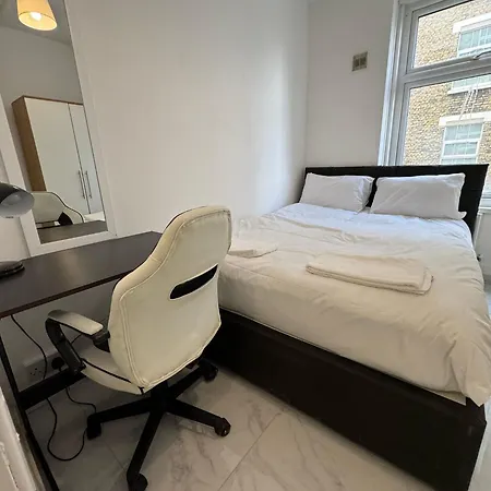 2 Bedroom Flat On First Floor Apartment *