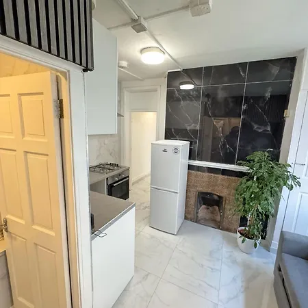 2 Bedroom Flat On First Floor * London