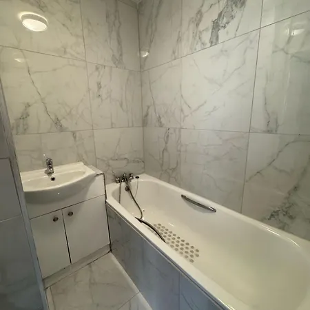 2 Bedroom Flat On First Floor London