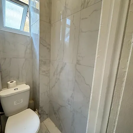 Apartment 2 Bedroom Flat On First Floor London