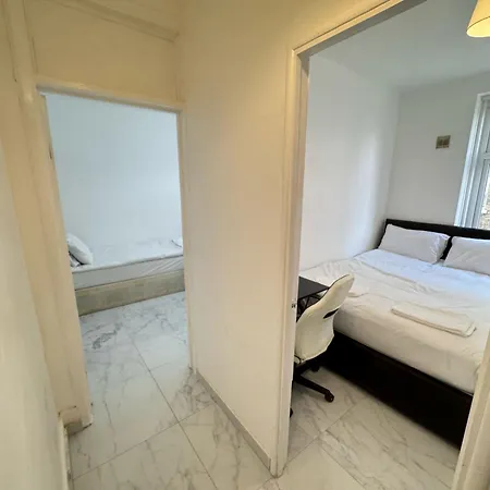 2 Bedroom Flat On First Floor * London