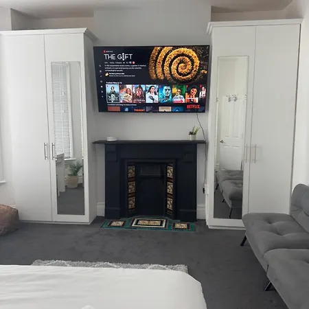 Mortimer Balcony Apartment