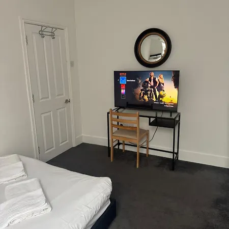 Mortimer Balcony Apartment London
