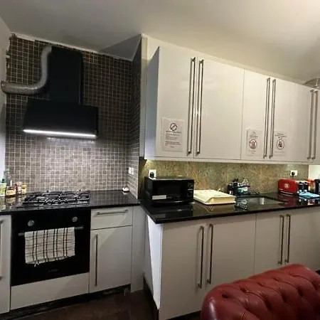 Spacious En Room, Opposite Of Tube Station, 5 Minutes From Oxford Street * London