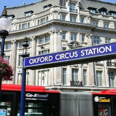 Spacious En Room, Opposite Of Tube Station, 5 Minutes From Oxford Street London