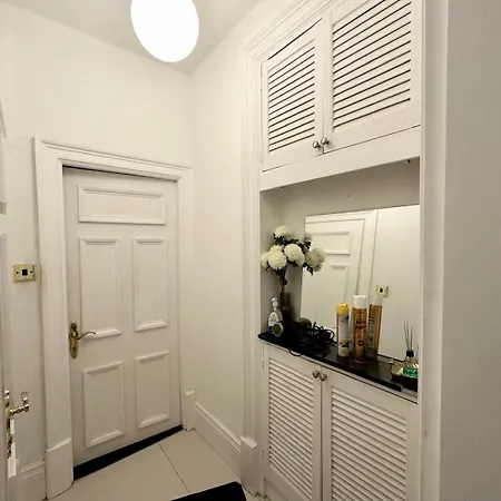Spacious En Room, Opposite Of Tube Station, 5 Minutes From Oxford Street