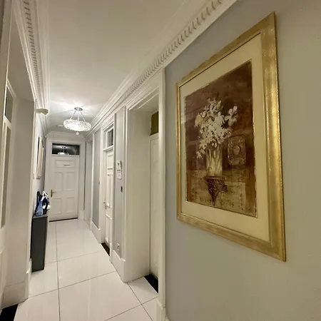 Spacious En Room, Opposite Of Tube Station, 5 Minutes From Oxford Street Guest house *