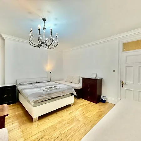 Spacious En Room, Opposite Of Tube Station, 5 Minutes From Oxford Street Guest house London